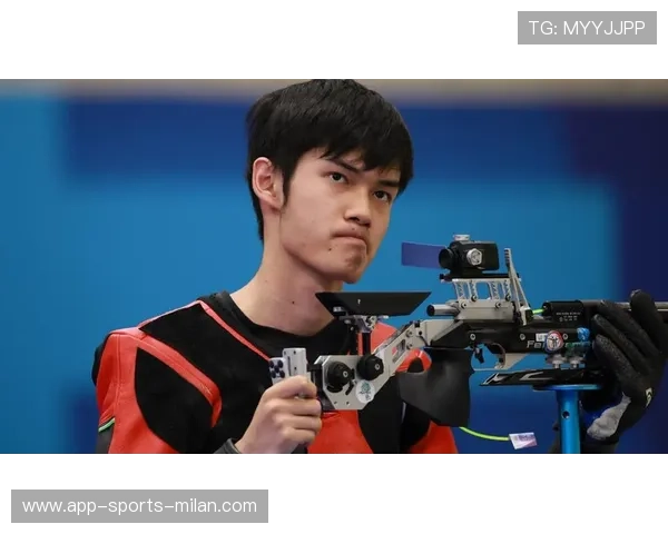 举重小将破纪录后大吼，震得麦克风破音