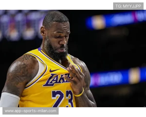 詹姆斯在社媒直播互动时回答粉丝提问耐心十足