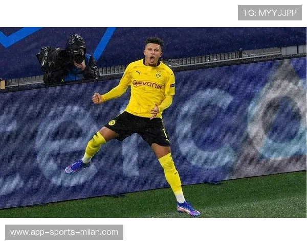 多特桑乔快速变向摆脱送出贴地精准冷射:球场上的闪电风暴