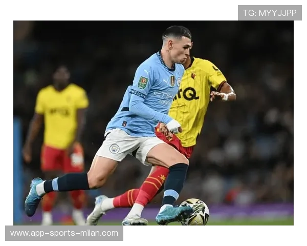 福登禁区边缘起脚劲射，皮球击中防守队员产生折射入网